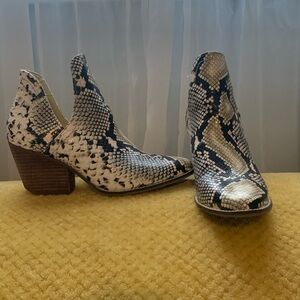Coconuts by Matisse Pronto snakeskin ankle boots cut-out booties Size 7.5